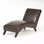 Chaise longue Hobart in similpelle bonded con design ergonomico ricurvo e gambe in legno di betulla