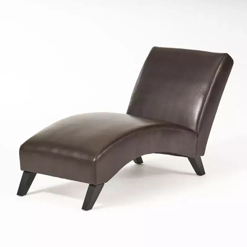 Chaise longue Hobart in similpelle bonded con design ergonomico ricurvo e gambe in legno di betulla