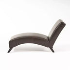 Chaise longue Hobart in similpelle bonded con design ergonomico ricurvo e gambe in legno di betulla