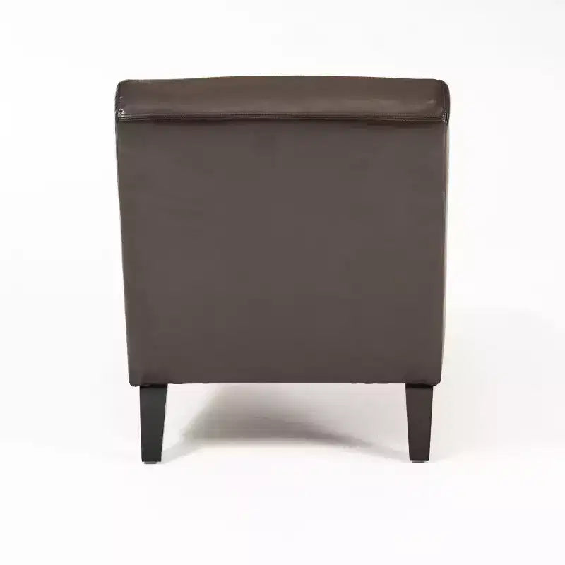 Chaise longue Hobart in similpelle bonded con design ergonomico ricurvo e gambe in legno di betulla