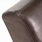 Chaise longue Hobart in similpelle bonded con design ergonomico ricurvo e gambe in legno di betulla
