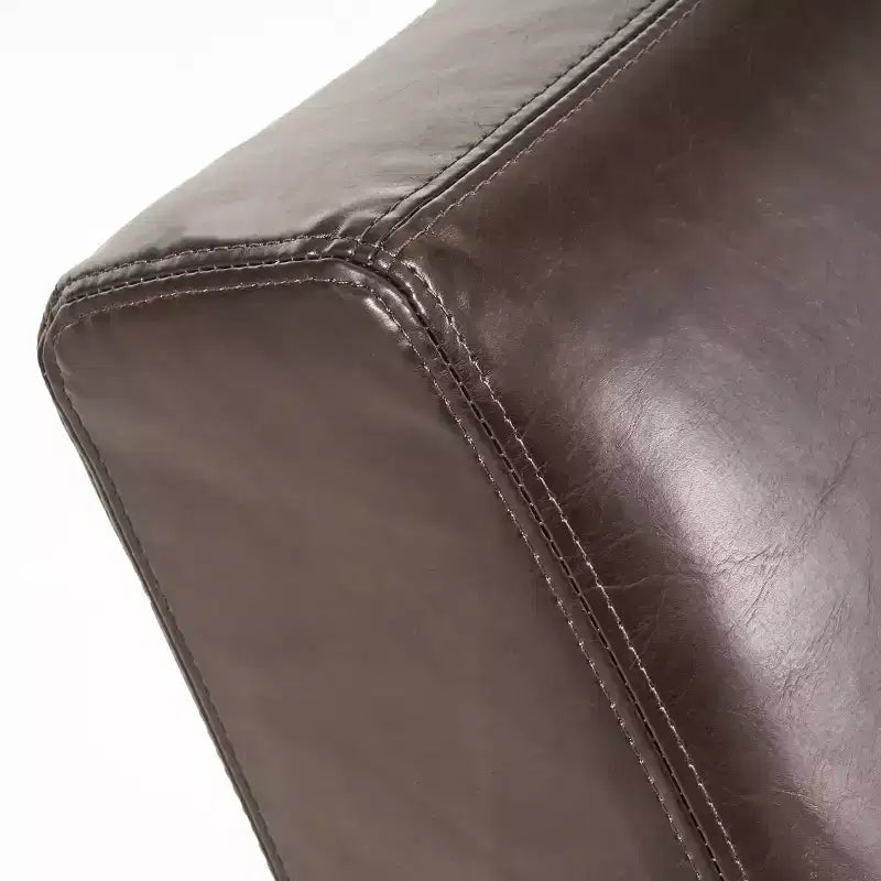 Chaise longue Hobart in similpelle bonded con design ergonomico ricurvo e gambe in legno di betulla