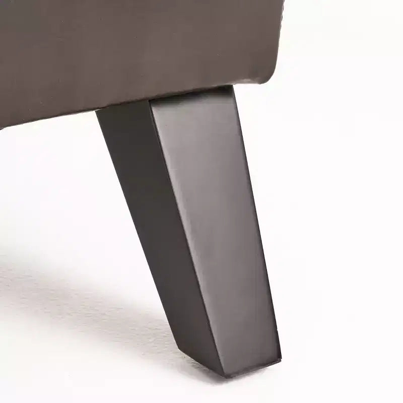Chaise longue Hobart in similpelle bonded con design ergonomico ricurvo e gambe in legno di betulla