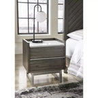 Comodino a 2 cassetti Arkenton con piano in marmo bianco - Comodino moderno da camera da letto, finitura in legno marrone-grigiastro