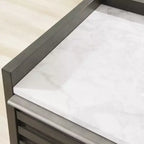 Comodino a 2 cassetti Arkenton con piano in marmo bianco - Comodino moderno da camera da letto, finitura in legno marrone-grigiastro