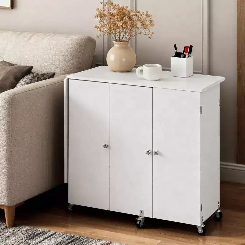 Tavolo da Cucito Pieghevole, Tavolo Multiuso per Macchina da Cucire con Armadietto, Design Compatto, Ruote, Pioli in Legno, Vaschette e Ripiano Portaoggetti, Bianco
