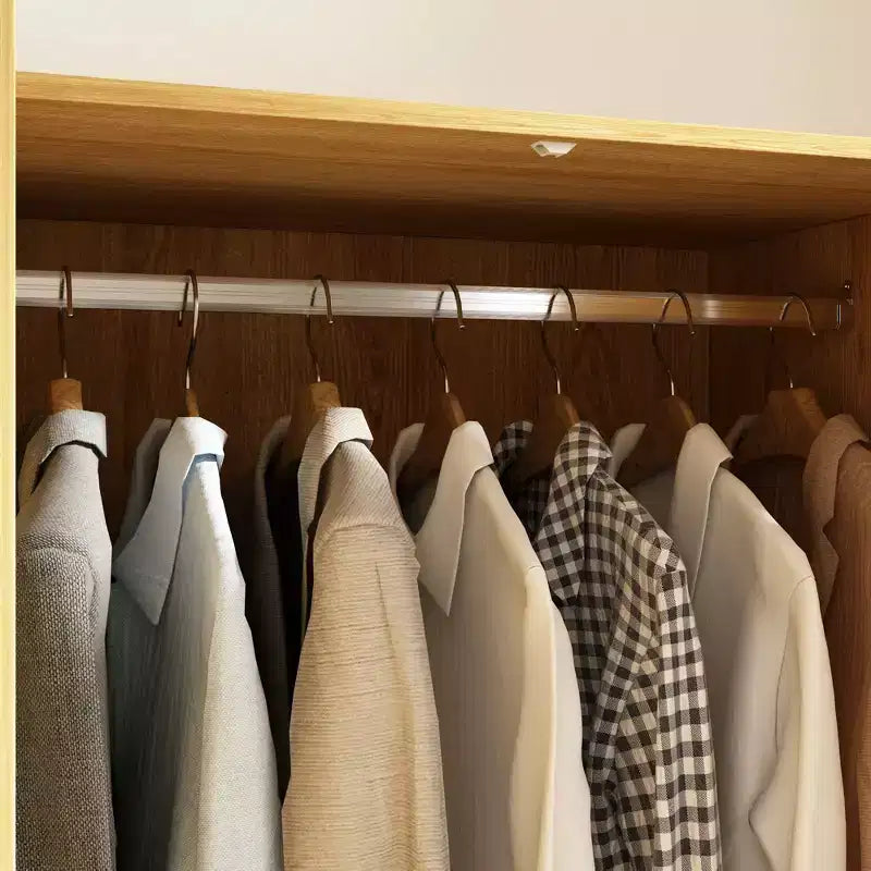 Armadio accentato in rattan e legno chiaro: 2 cassetti portaoggetti + cerniere scorrevoli per l'organizzazione dei vestiti in camera da letto