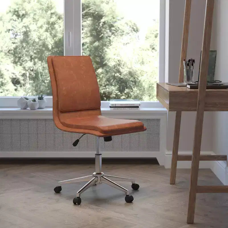 Sedia da ufficio moderna con schienale medio, rivestimento in similpelle, base a 5 razze e regolazione pneumatica dell'altezza del sedile