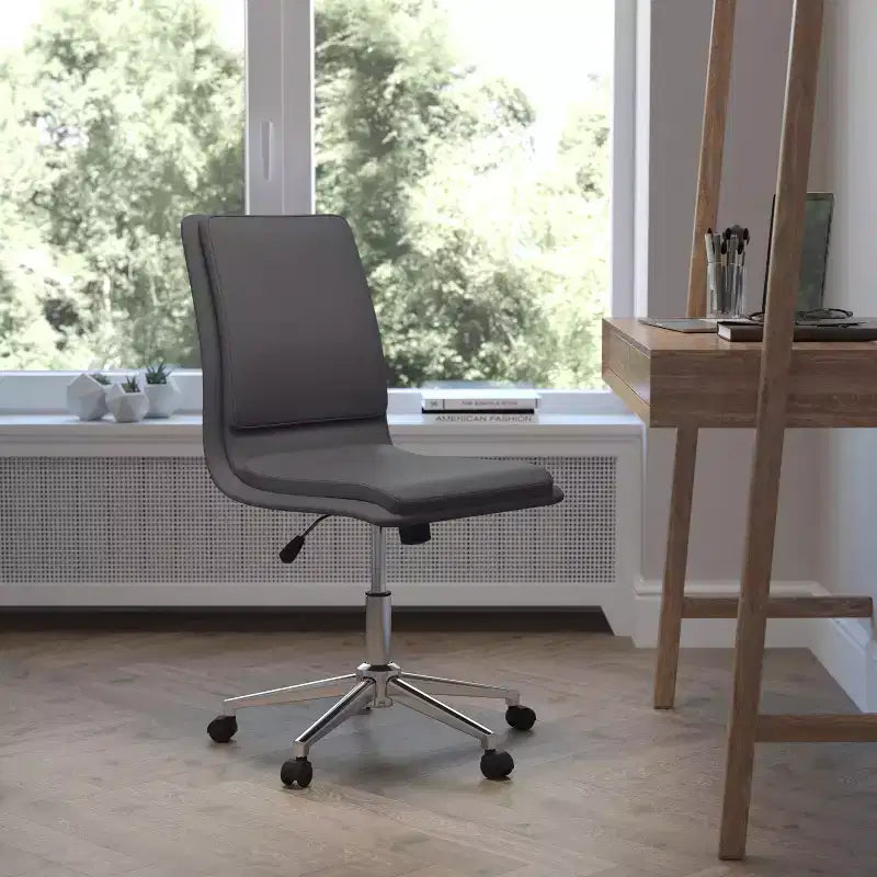Sedia da ufficio moderna con schienale medio, rivestimento in similpelle, base a 5 razze e regolazione pneumatica dell'altezza del sedile