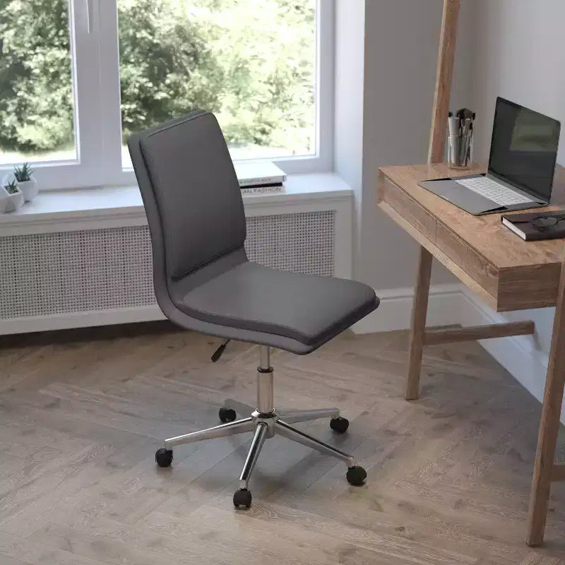 Sedia da ufficio moderna con schienale medio, rivestimento in similpelle, base a 5 razze e regolazione pneumatica dell'altezza del sedile