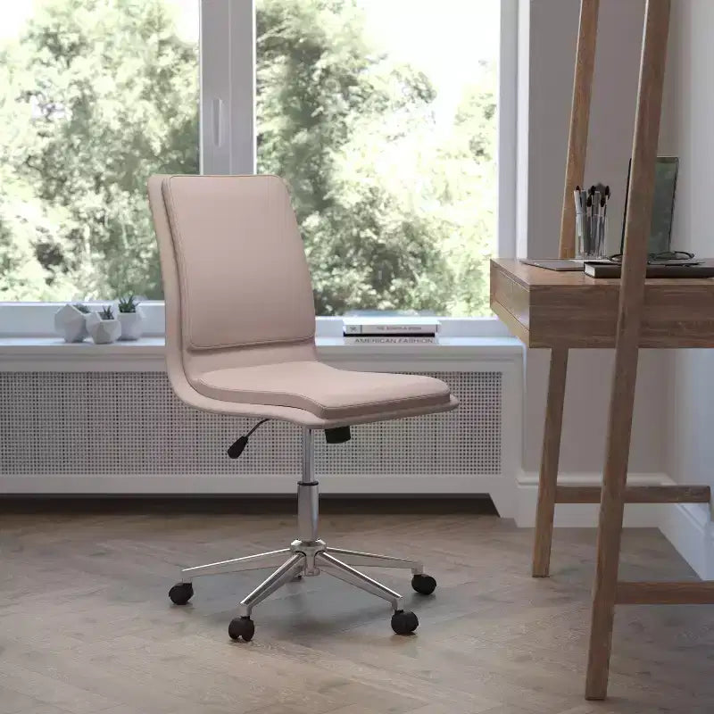 Sedia da ufficio moderna con schienale medio, rivestimento in similpelle, base a 5 razze e regolazione pneumatica dell'altezza del sedile
