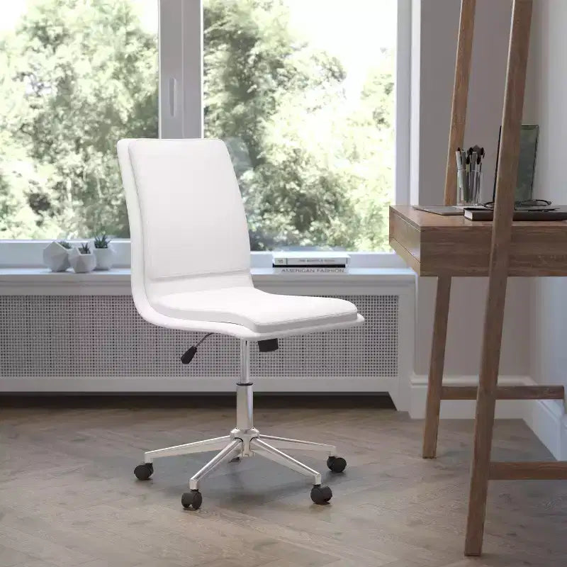 Sedia da ufficio moderna con schienale medio, rivestimento in similpelle, base a 5 razze e regolazione pneumatica dell'altezza del sedile