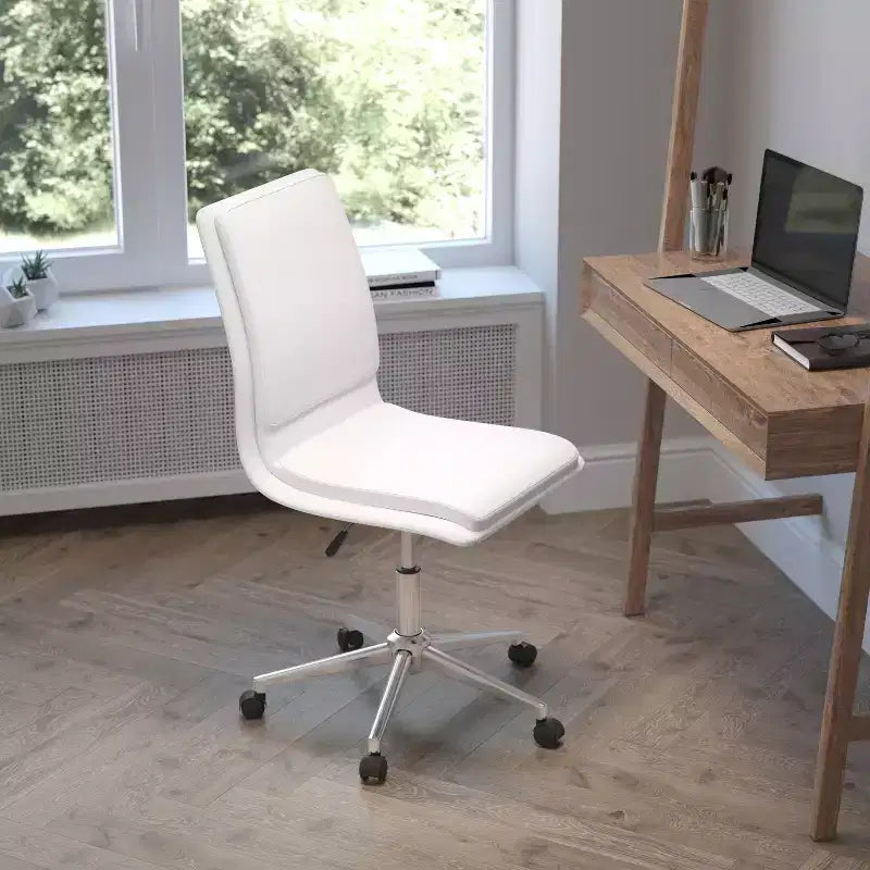 Sedia da ufficio moderna con schienale medio, rivestimento in similpelle, base a 5 razze e regolazione pneumatica dell'altezza del sedile