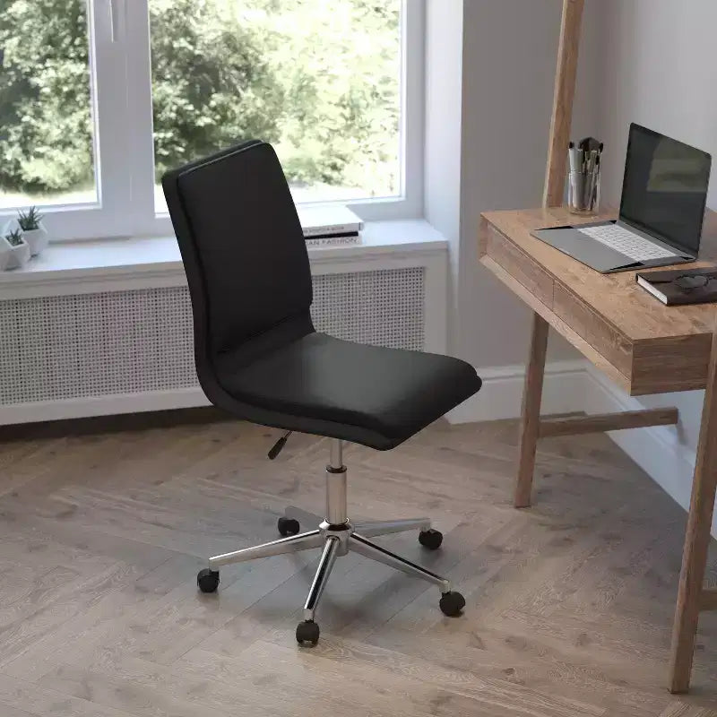 Sedia da ufficio moderna con schienale medio, rivestimento in similpelle, base a 5 razze e regolazione pneumatica dell'altezza del sedile